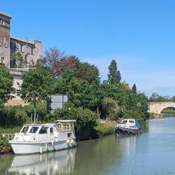 Colombiers, son château et le canal du midi