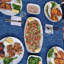 Im einzigen Restaurant weit und breit gab's sehr guten Fisch und Hühnchen