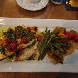 Lachs mit Beilagen beim Spanier in Montreal