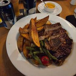 Steak mit Beilagen beim Spanier in Montreal