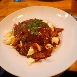 Poutine (Pommes +Bratensoße+ Käse) mit Beef