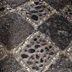 Reiche Häuser/Familien erkennt man daran, dass Knochen mit im Boden verarbeitet wurden