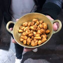 "Caca de perro" - zu Deutsch Hundekacke - ähnlich wie gebrannte Nüsse vom Dom