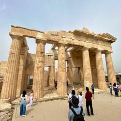 Die Propyläen bilden den monumentalen und repräsentativen Torbau zum heiligen Bezirk der Akropolis.