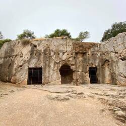 Die Athener Höhle, die auch das Gefängnis des Sokrates genannt wird.