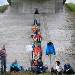 Rast unter der ICE Trasse, das Verbotsschild ist zugehängt