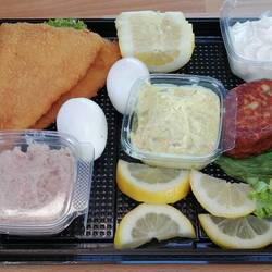 Panierte Fischfilets, Fischbouletten, Eier, Räucherfischcreme, Remoulade u. Mayo, dazu frisches Brot