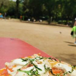 Wenn man hier mit Gepäck ansteht, kostet die Pizza plötzlich mehr. 🤔