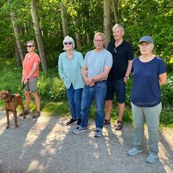 Dorit, Jule, Tschorsch, Wim and Anne watching a (non?) wedding by the lake (the bride was MIA)