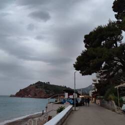 der Strand ist relativ trostlos und ziemlich verrümpelt