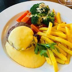 Rindsfilet mit Hollandaise, Pommes und Gemüse