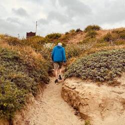 Mann, das Meer verlassend