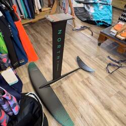 gestern Kauf der Ausrüstung zum Wing-Foilen. Hier das Karbon Foil und Mast