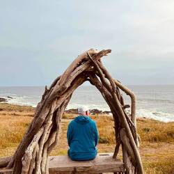 Mann, der Einladung einer Bank zum Verweilen folgend