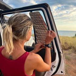 Wir bessern noch ein wenig die Isolierung an den Scheiben aus