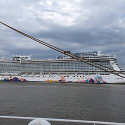 Eine chinesische Reederei hat dieses Kreuzfahrtschiff gekauft und lässt es herrichten.