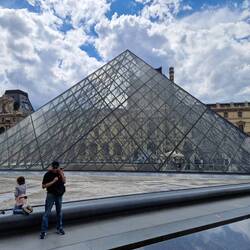 Die Pyramide im Louvre