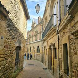 Light coloured stone, is very typically from the dordogne area