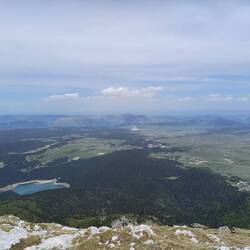 Blick auf den Schwarzen See und techts den Campingplatz