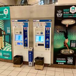 Die Fahrt mit der Metro zum Flughafen kostet 9 Euro.