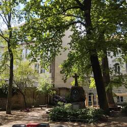 Zwei Nutzungen für diesen Ort: Alter Friedhof und Spielplatz vom Kindergarten.