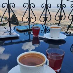 Pause mit Kurdischem Kaffee und Saft aus Rotem Basilikum