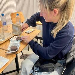 Jules krájí alfajores