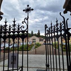 Wieder hinaus auf den Place de l'Église