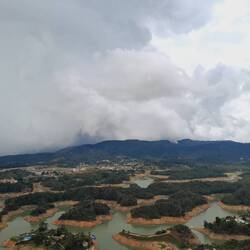 Blick vom Piedra del Peñol, das Reservoir ist wegen Bauarbeiten ziemlich leer