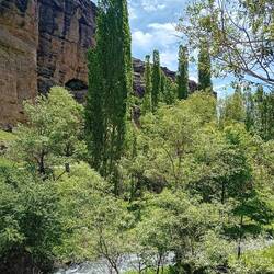 At the crossing of two rivers, a multiple crossing of cliffs and vegetation.