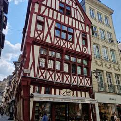 Das älteste Fachwerkhaus. In Rouen gibt es noch/wieder 2000 Fachwerkhäuser.