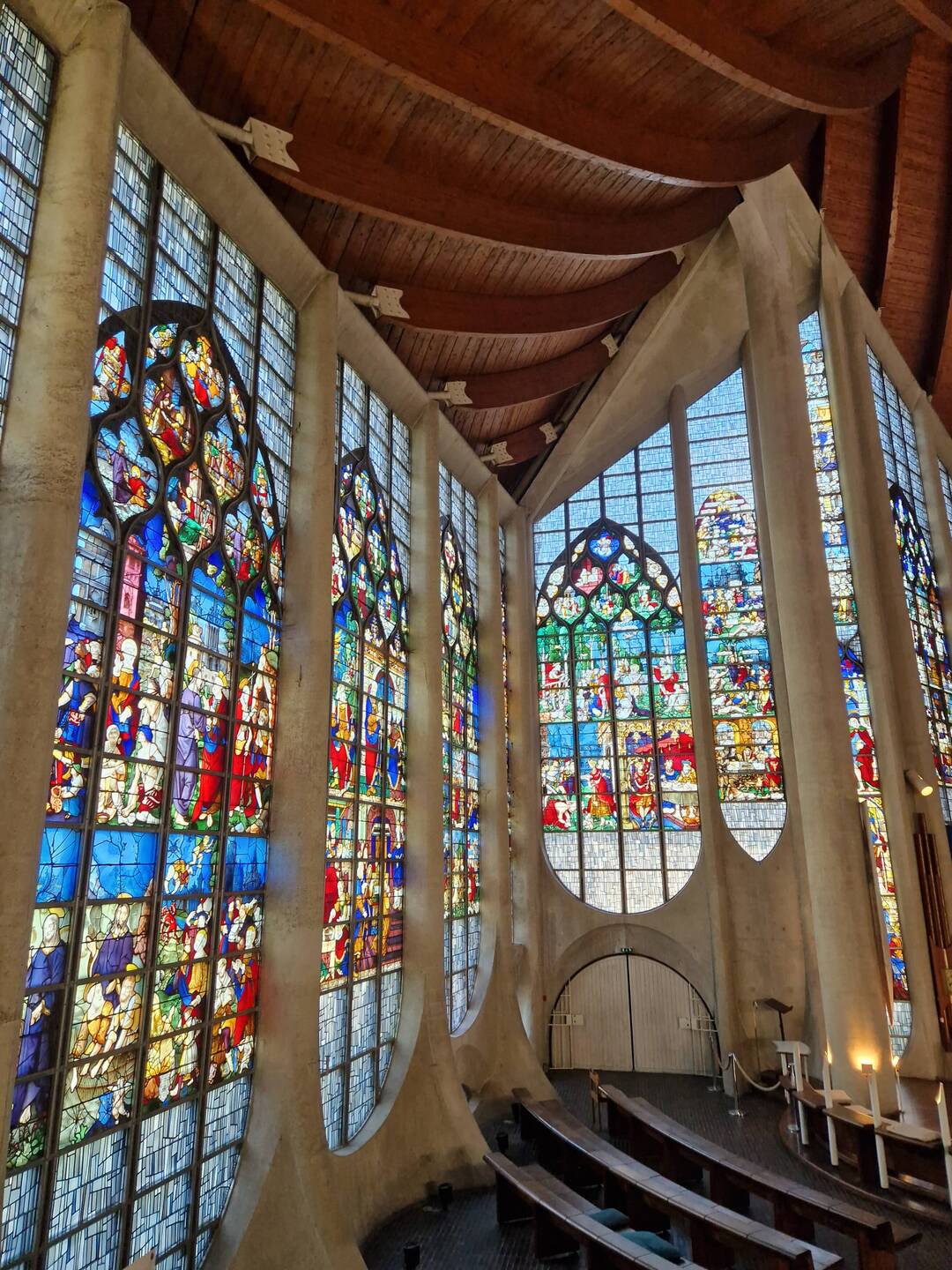 Eglise de Jeanne d'Arc. Moderne Kirche mit Glasfenstern einer zerstörten Kirche.