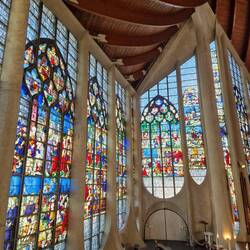 Eglise de Jeanne d'Arc. Moderne Kirche mit Glasfenstern einer zerstörten Kirche.