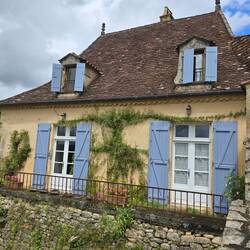 Pretty cottage perched on the edge of a cliff...