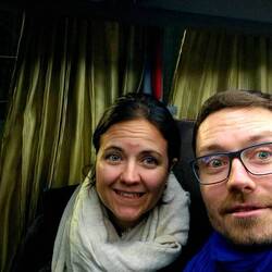 Gegen 22 Uhr kommt endlich der Ersatzbus und wir sind erschöpft, wütend und erleichtert.