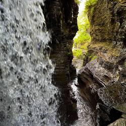 Was verbirgt sich hinter dem Wasserfall?