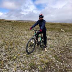 Dick eingepackt ging es bergab mit dem Mountainbike 🚵🏼‍♀️