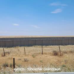 Grenzzaun entlang der Schnellstraße