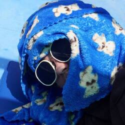 Doms schützt sich vor der Sonne (keine Sorge das Bärli Handtuch durfte er mitnehmen)