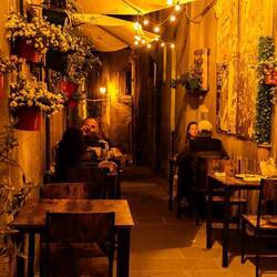 Winzige Restaurants in noch winzigeren Gassen, an ein Durchkommen für Fahrzeuge ist nicht zu denken.