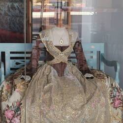 Fallera, das traditionelle Gewand in Valencia