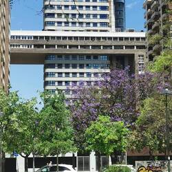 Da sind mehrere Häuser miteinander verbunden! Das Amphitheater davor nutzt leider niemand