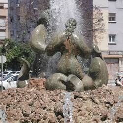 Wasserfrauen, dem Meer zugewendet, um die Stadt zu schützen