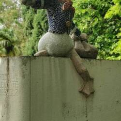 Leider will die Amsel auf seinem Arm nicht fotografiert werden und ergreift die Flucht.