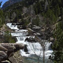 Le rio Azaras s'écoule en de multiples cascades pour notre plus grand bonheur