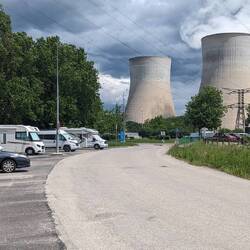 Camper an der Centrale nucléaire de Cruas