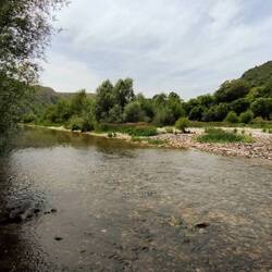 kurze Rast am kühlen Fluss