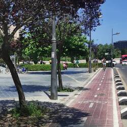 Das Dunkle auf dem Radweg klebt wie Marmelade - danach macht der Reifen Klettverschlussgeräusche!