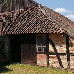 In der Ecke mit dem Fenster ist eine kleine Kammer, in der wohl der lebte, der die Feuer bewacht hat