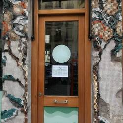 Die Wandekoration ist tatsächlich per Kreuzstich auf ein Gitter gestickt!